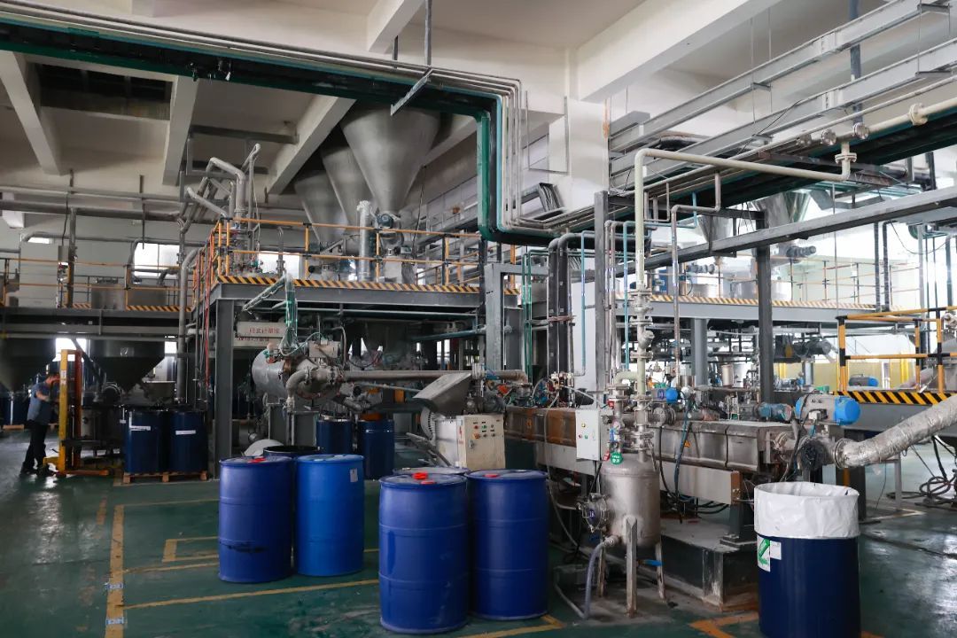 最美生產(chǎn)線 | 走進(jìn)上?；靥?新材料浪潮中的精密“化”語